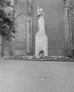 883808 Gezicht op het Verzetsmonument op het Domplein te Utrecht, met bloemen en kransen ter gelegenheid van dodenherdenking.
